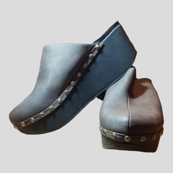 yellow box baldwyn clogs